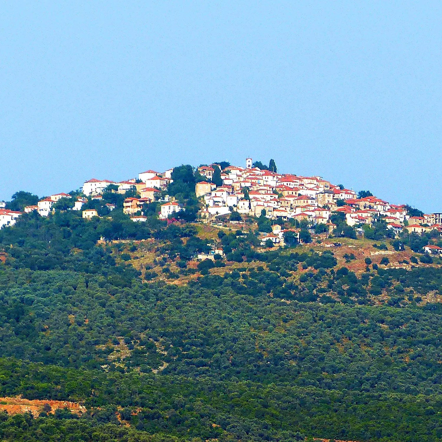 Το χωριό Τρίκερι στην κορυφή του λόφου